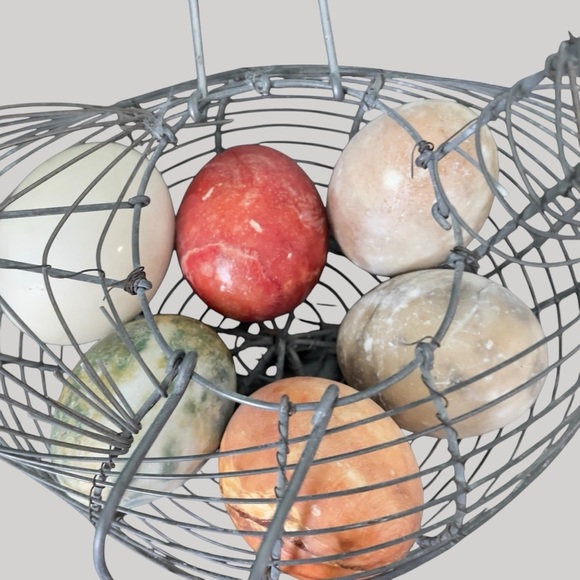 Vintage chicken wire basket with crystal gem eggs - Picture 3 of 16